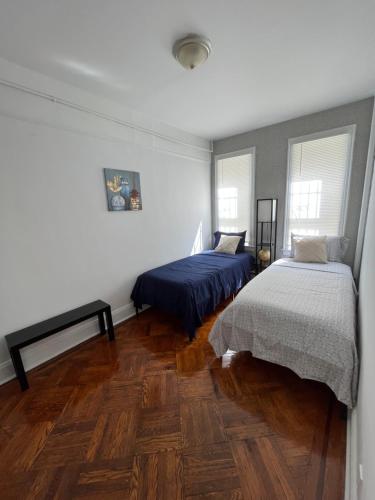 1 Schlafzimmer mit 2 Betten und Holzboden in der Unterkunft The Jersey City Relief in Jersey City