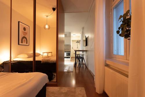 a room with a mirror and a bedroom with a bed at Huoneisto Helsingin sydämmessä in Helsinki