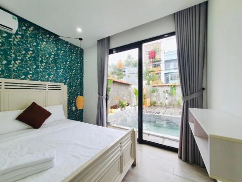 1 dormitorio con cama y ventana grande en Villa 68 4BR FREE PICK-UP AIRPORT & BILLIARDS CLOSE TO MY KHE BEACH, en Da Nang