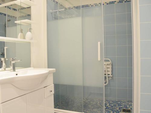 La salle de bains est pourvue d'un lavabo et d'une douche en verre. dans l'établissement Appartement Le Lavandou, 2 pièces, 4 personnes - FR-1-251-297, au Lavandou