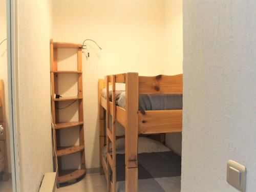 Cette petite chambre dispose de lits superposés et d'une échelle. dans l'établissement Studio rénové en bord de mer à Villeneuve-Loubet - FR-1-252A-4, à Villeneuve-Loubet
