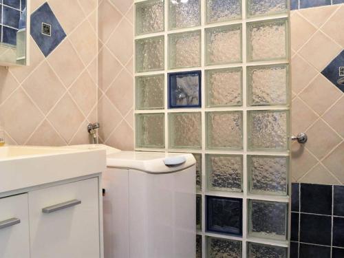 uma casa de banho com um chuveiro com blocos de vidro na parede em Appartement Le Lavandou, 2 pièces, 4 personnes - FR-1-251-295 em Le Lavandou