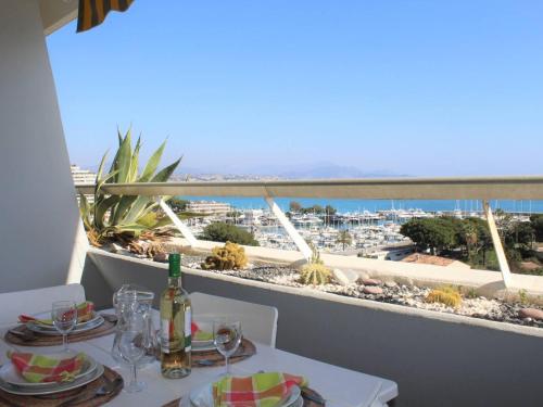 d'une table avec vue sur le port depuis un balcon. dans l'établissement Studio rénové en bord de mer à Villeneuve-Loubet - FR-1-252A-4, à Villeneuve-Loubet
