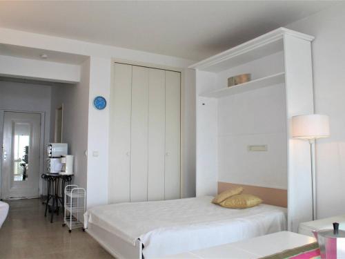 - une chambre blanche avec un lit et un mur blanc dans l'établissement Studio cosy climatisé avec vue mer - 4 couchages, Villeneuve-Loubet Plage - FR-1-252A-17, à Villeneuve-Loubet