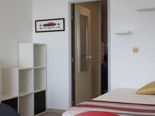 Кровать или кровати в номере Appartement Villeneuve-Loubet, 1 pièce, 2 personnes - FR-1-252A-19