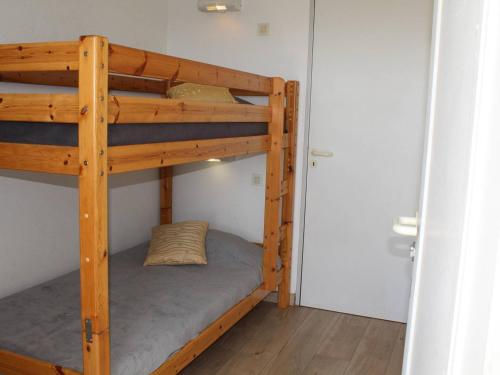 une chambre avec deux lits superposés dans une pièce dans l'établissement Studio Moderne avec Terrasse, Plage à 150m, Clim, Jardin et Tennis - FR-1-252A-5, à Villeneuve-Loubet