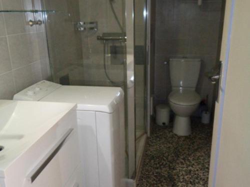 Photo de la galerie de l'établissement Appartement tout équipé au Lavandou avec TV et lave-vaisselle - FR-1-308-105, au Lavandou