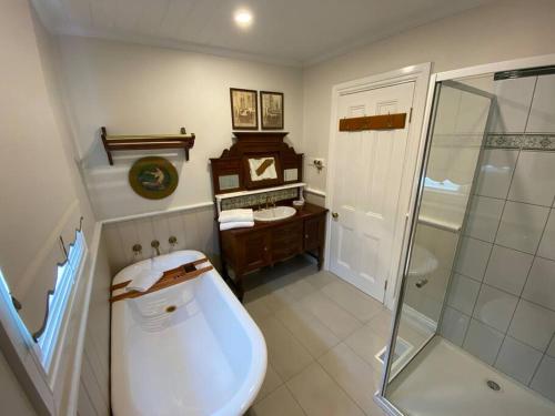 y baño con aseo, lavabo y ducha. en Glendale Cottage, en Daylesford