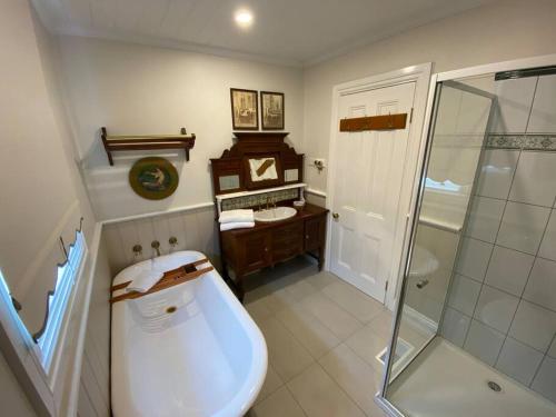 un bagno con wc, lavandino e doccia di Glendale Cottage a Daylesford