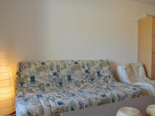Cette chambre comprend un lit avec un oreiller. dans l'établissement Maison triplex 2 chambres 6 pers, proche plage, parking, terrasse, animaux admis - FR-1-225C-29, à Banyuls-sur-Mer