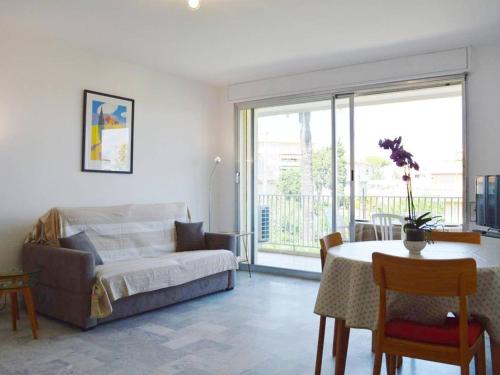 - un salon avec un canapé, une table et une salle à manger dans l'établissement Charmant T2 à Antibes avec balcon, proche plage - FR-1-252-129, à Antibes