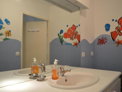 une salle de bain avec un lavabo et un miroir dans l'établissement Maison triplex 2 chambres 6 pers, proche plage, parking, terrasse, animaux admis - FR-1-225C-29, à Banyuls-sur-Mer