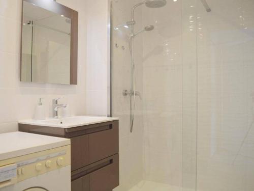 une salle de bain avec une douche, un lavabo et un miroir dans l'établissement Charmant T2 à Antibes avec balcon, proche plage - FR-1-252-129, à Antibes