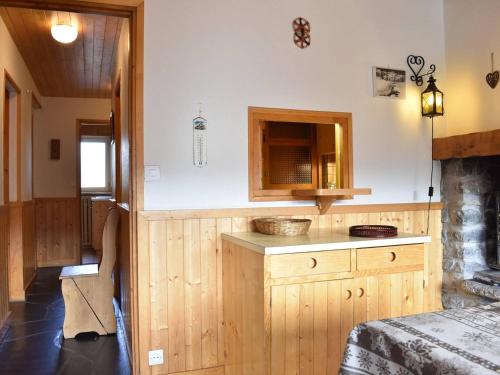 uma cozinha com armários de madeira e uma bancada em Appartement Méribel, 3 pièces, 8 personnes - FR-1-180-375 em Les Allues