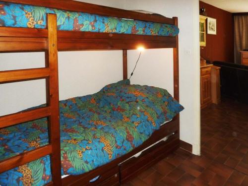 - une chambre avec des lits superposés et une couette bleue dans l'établissement Studio cosy pour 4 pers. aux Orres, proche pistes, balcon exposé sud - FR-1-322-326, aux Orres