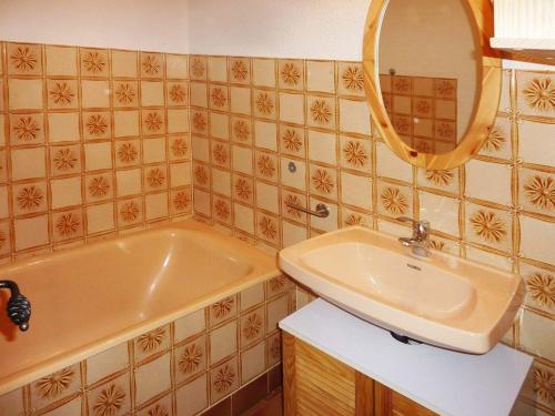 une salle de bain avec une baignoire, un lavabo et un miroir dans l'établissement Studio cosy pour 4 pers. aux Orres, proche pistes, balcon exposé sud - FR-1-322-326, aux Orres
