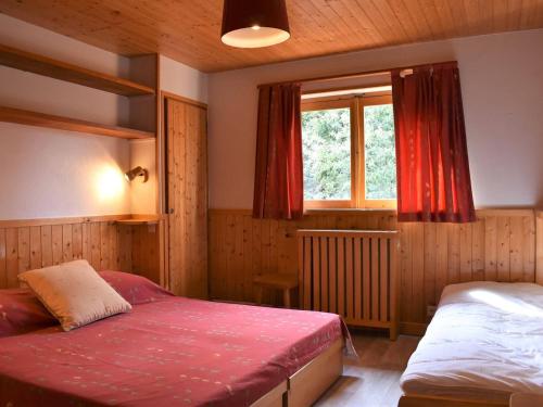 sypialnia z 2 łóżkami i oknem w obiekcie Appartement Méribel, 3 pièces, 8 personnes - FR-1-180-375 w mieście Les Allues