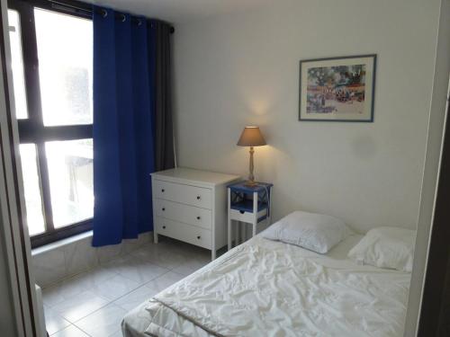 une chambre avec un lit blanc et une fenêtre dans l'établissement Appartement spacieux et rénové, au pied des pistes, avec véranda fermée - Isola 2000 - FR-1-292-140, à Isola 2000