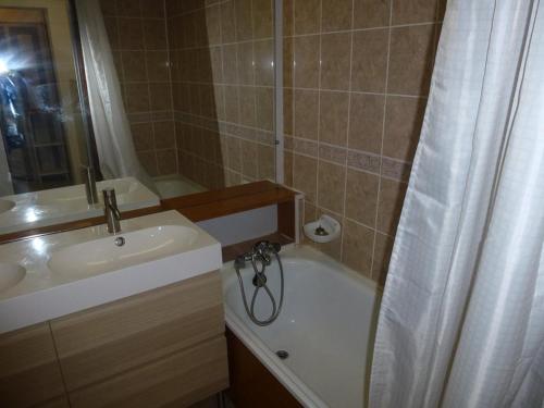 une salle de bain avec un lavabo, une douche et une baignoire dans l'établissement Appartement spacieux et rénové, au pied des pistes, avec véranda fermée - Isola 2000 - FR-1-292-140, à Isola 2000