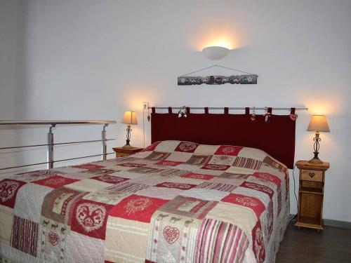 Schlafzimmer mit einem Bett mit einer roten und weißen Decke in der Unterkunft Appartement Le Grand-Bornand, 3 pièces, 7 personnes - FR-1-241-203 in Le Grand-Bornand