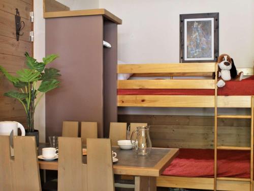 ein Esszimmer mit einem Tisch und einem Etagenbett in der Unterkunft Appartement Risoul, 2 pièces, 5 personnes - FR-1-330-474 in Risoul