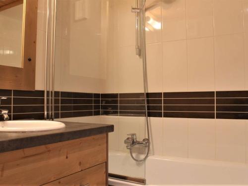 ein Bad mit einer Dusche und einem Waschbecken in der Unterkunft Appartement Risoul, 2 pièces, 5 personnes - FR-1-330-474 in Risoul