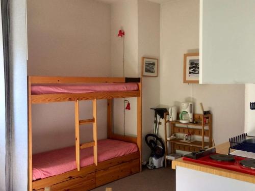 Cette petite chambre comprend 2 lits superposés. dans l'établissement Appartement Vars, 1 pièce, 4 personnes - FR-1-330B-68, à Vars