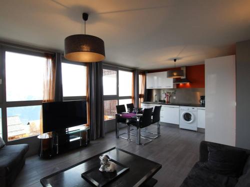 Appartement Puy-Saint-Vincent, 3 pièces, 6 personnes - FR-1-330G-15にあるテレビまたはエンターテインメントセンター