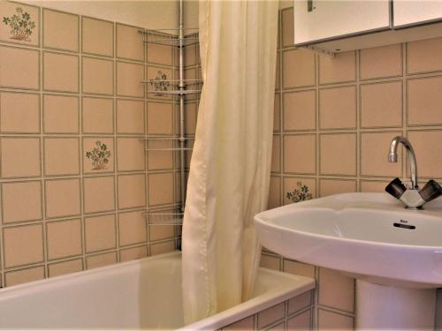 La salle de bains est pourvue d'un lavabo, de toilettes et d'une baignoire. dans l'établissement Appartement Risoul, 1 pièce, 4 personnes - FR-1-330-481, à Risoul