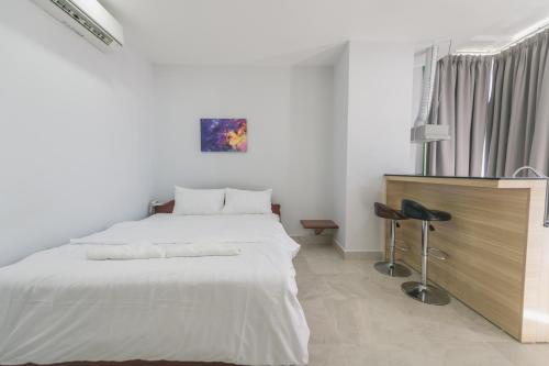 Ένα ή περισσότερα κρεβάτια σε δωμάτιο στο Residence 110 (Hotel and Apartments)