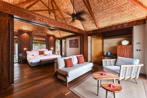 Гостиная зона в Le Bora Bora by Pearl Resorts