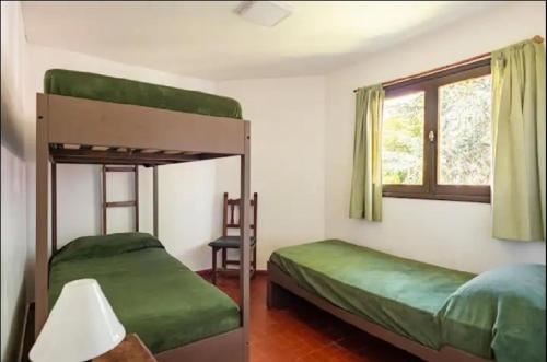 1 dormitorio con 2 literas y ventana a Dúplex Complejo Marina I - Zona Centro en Villa Gesell