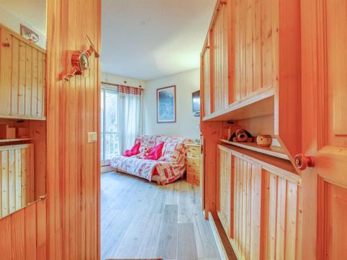 - un salon avec des placards en bois et un canapé dans l'établissement Studio 4 pers à Barèges avec ascenseur - FR-1-403-41, à Barèges