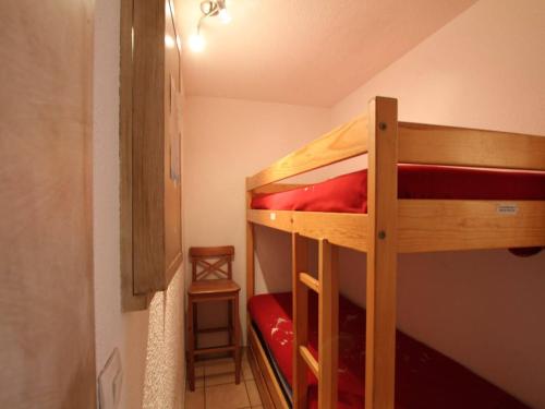 une chambre avec deux lits superposés dans une pièce dans l'établissement Studio 4 pers. à Briançon – Pied de pistes, proche commerces, balcon, parking privé - FR-1-330C-53, à Briançon