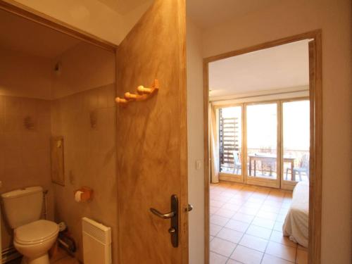 La salle de bains est pourvue de toilettes. dans l'établissement Studio 4 pers. à Briançon – Pied de pistes, proche commerces, balcon, parking privé - FR-1-330C-53, à Briançon