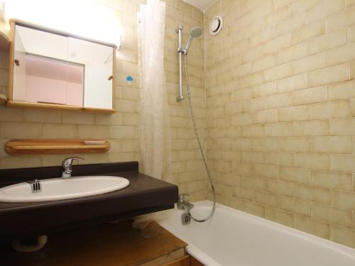 Ένα μπάνιο στο Triplex 6 Pers avec Balcon, Secteur Calme à Saint-Chaffrey, Proche Navette Skieur - FR-1-330E-106