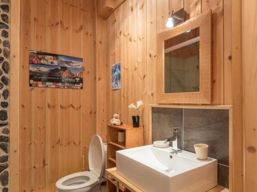 uma casa de banho com um lavatório branco e um WC. em Appartement Pelvoux, 3 pièces, 6 personnes - FR-1-330G-12 em Pelvoux