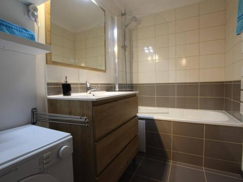 a bathroom with a sink and a tub and a toilet at Appartement Vallouise-La Casse, 2 pièces, 6 personnes - FR-1-330G-57 in Le Poët