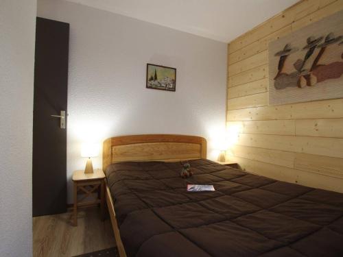 a bedroom with a large bed with two lights on at Appartement Vallouise-La Casse, 2 pièces, 6 personnes - FR-1-330G-57 in Le Poët