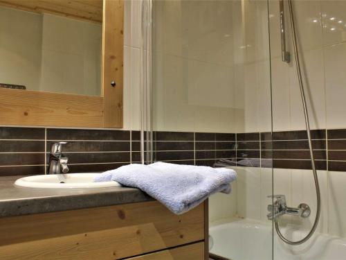 a bathroom with a sink and a shower at Appartement Risoul, 2 pièces, 5 personnes - FR-1-330-446 in Risoul