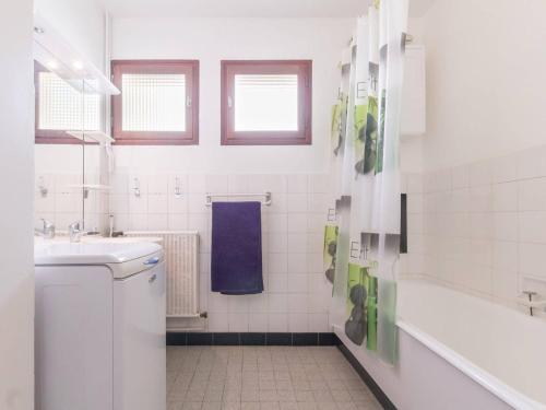une salle de bain blanche avec des toilettes et un lavabo dans l'établissement Spacieux Appartement 4 Pièces avec Parking à Briançon - 8 Personnes - FR-1-330C-55, à Briançon