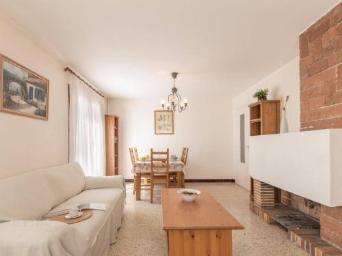 un salon avec un canapé et une cheminée dans l'établissement Spacieux Appartement 4 Pièces avec Parking à Briançon - 8 Personnes - FR-1-330C-55, à Briançon