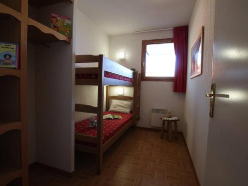 um pequeno quarto com 2 beliches e uma janela em Appartement Puy-Saint-Vincent, 2 pièces, 6 personnes - FR-1-330G-14 em Puy-Saint-Vincent