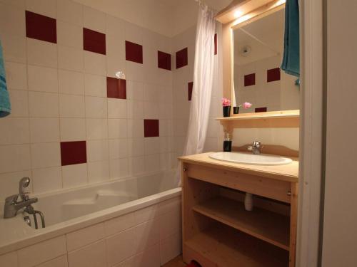 uma casa de banho com um lavatório e uma banheira em Appartement Puy-Saint-Vincent, 2 pièces, 6 personnes - FR-1-330G-14 em Puy-Saint-Vincent