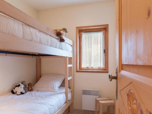 - une chambre avec 2 lits superposés et une fenêtre dans l'établissement Appartement Le Monêtier-les-Bains, 4 pièces, 7 personnes - FR-1-330F-135, au Monêtier-les-Bains