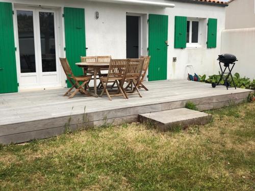 Gallery image of Maison Neuve à La Couarde: Proche Centre, Plages et Marché, Jardin et Terrasse équipés - FR-1-434-35 in La Couarde-sur-Mer