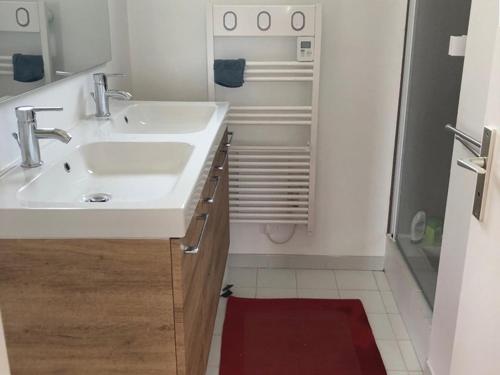 une salle de bain avec un lavabo et une douche dans l'établissement Maison Neuve à La Couarde: Proche Centre, Plages et Marché, Jardin et Terrasse équipés - FR-1-434-35, à La Couarde-sur-Mer