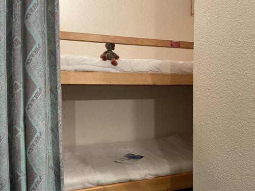 einem Teddybär auf einem Etagenbett in der Unterkunft Appartement Puy-Saint-Vincent, 2 pièces, 4 personnes - FR-1-330G-36 in Puy-Saint-Vincent