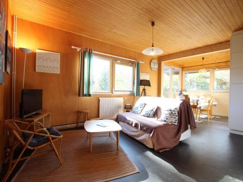 a bedroom with a bed and a tv in a room at Chalet Puy Saint Vincent 1400, 5 pièces, 8 personnes - FR-1-330G-60 in Les Prés