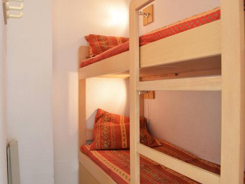 - deux lits superposés dans une chambre dans l'établissement Appartement Le Lavandou, 1 pièce, 4 personnes - FR-1-251-263, au Lavandou